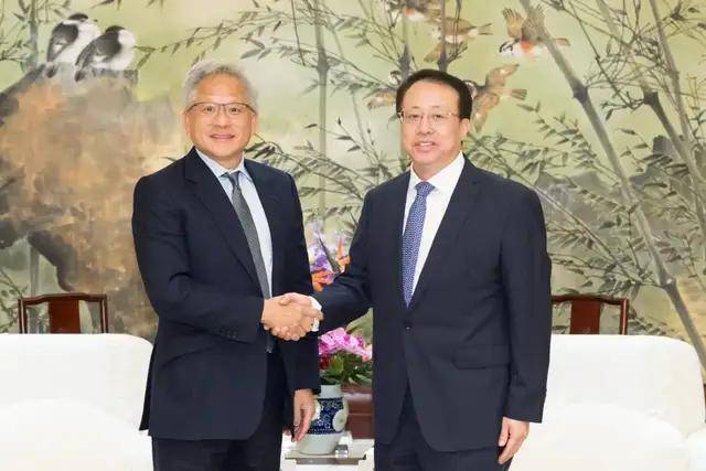 完美日记推出全新无瑕粉膏 抗油抗氧化